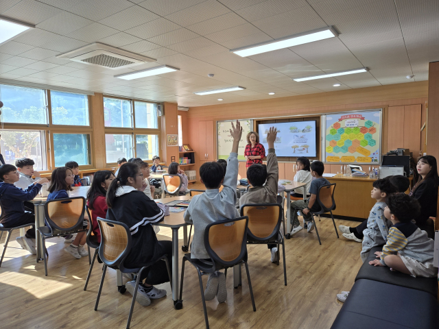 함양도서관에서 진행한 ‘그림책이 참 좋아’ 강의 프로그램. 경남교육청 제공