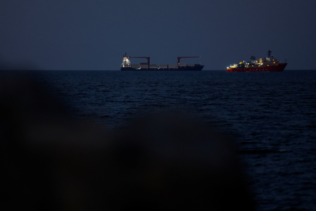 미국과 이란 간 전쟁으로 호르무즈 해협의 교통량이 감소한 가운데 10일(현지시간) 오만 무스카트항에 컨테이너선과 지반조사선 등이 정박해 있다. 로이터 연합뉴스