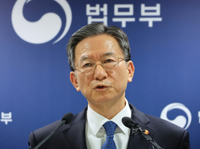 정성호 법무부 장관이 3일 정부과천청사 법무부 브리핑실에서 2030 이민정책 미래 전략을 발표하고 있다. 연합뉴스