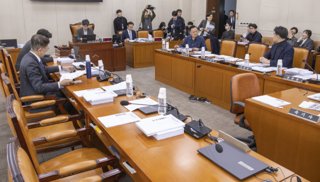 국회 행정안전위원회 법안심사제1소위원회 위원장인 민주당 윤건영 의원이 11일 국회 행안위 법안소위에서 부산 글로벌 허브도시 특별법 공청회를 시작하고 있다. 연합뉴스