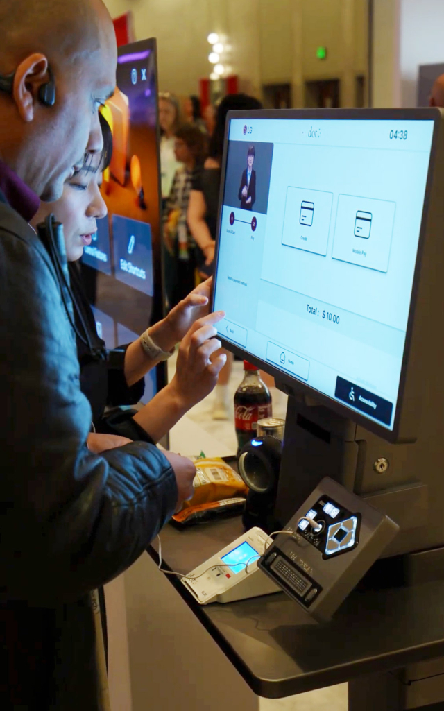 미국 애너하임에서 개최된 접근성 컨퍼런스 ‘CSUN AT 2026’의 전시장을 찾은 한 고객이 수어안내가 적용된 키오스크를 살펴보고 있다.LG전자 제공