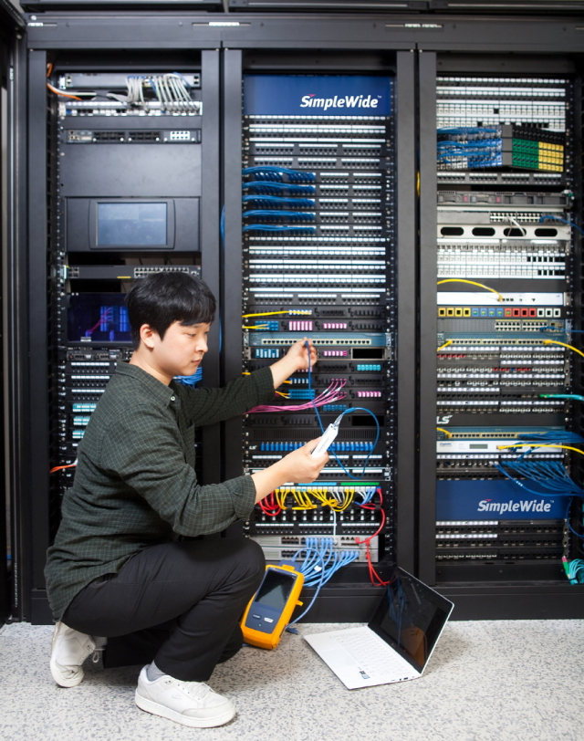 LS전선 직원이 데이터센터 랜케이블을 점검하고 있다.LS 제공