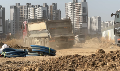 세륜 및 측면살수를 실시하지 않아 도로에 비산먼지를 다량 발생시키는 수송차량.