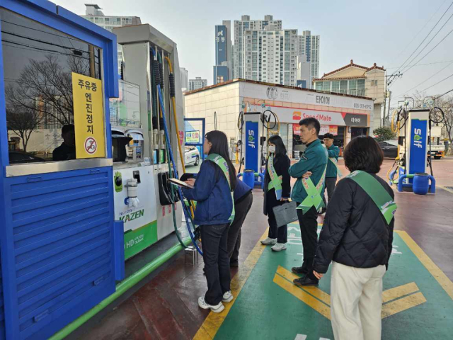 국제유가 급등으로 시민 경제에 부담이 가중되자, 경남 김해시가 지난 10일 민생경제 점검에 나섰다. 김해시 제공