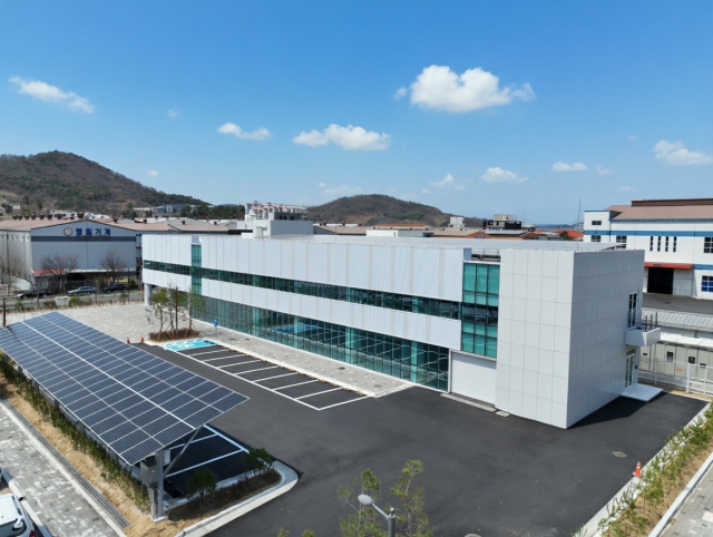 지난 2월 경남 김해시 진례면에 건립된 ‘전력반도체 솔루센센터’ 외부 전경. 김해시 제공