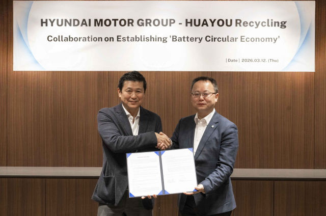 현대차그룹 정호근 미래전략본부장과 화유리사이클 바오 웨이(오른쪽) 대표가 ‘인도네시아 EV 배터리 순환 경제 구축을 위한 업무협약(MOU)’ 체결식에서 포즈를 취하고 있다.현대차그룹 제공
