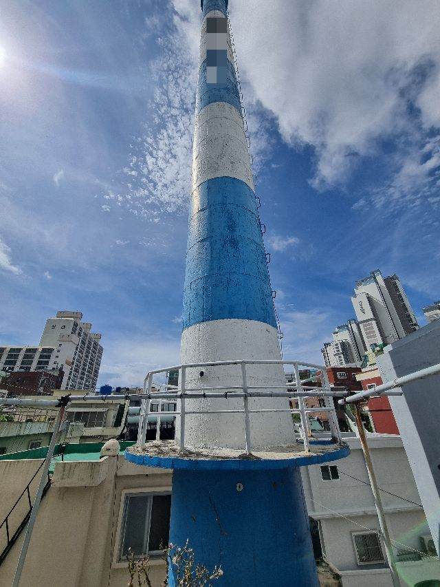 오래된 목욕탕 굴뚝. 경남도는 노후 굴뚝 제거 사업을 지속하고 있다. 김준현 기자 joon@