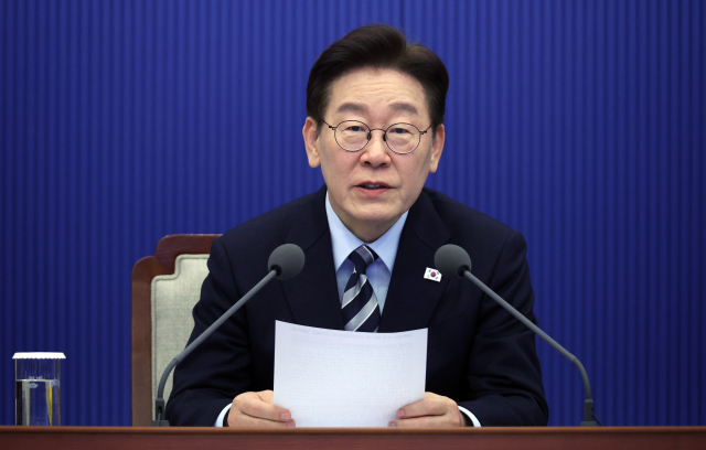 이재명 대통령이 12일 청와대에서 열린 수석·보좌관회의에서 발언하고 있다. 연합뉴스