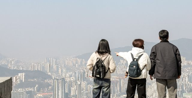 부산지역 초미세먼지 농도 나쁨 단계를 보인 지난 10일 부산 황령산 봉수대에서 바라본 도심이 뿌옇게 보이고 있다. 김종진 기자 kjj1761@