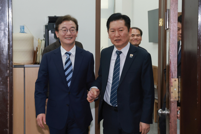 더불어민주당 전재수 의원이 12일 국회에서 민주당 정청래 대표와 면담을 마치고 당대표실에서 나오고 있다. 연합뉴스