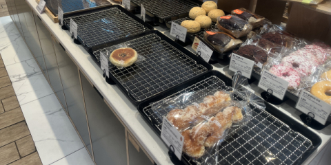 빵값 내리자 손님도 복지 시설도 빵긋