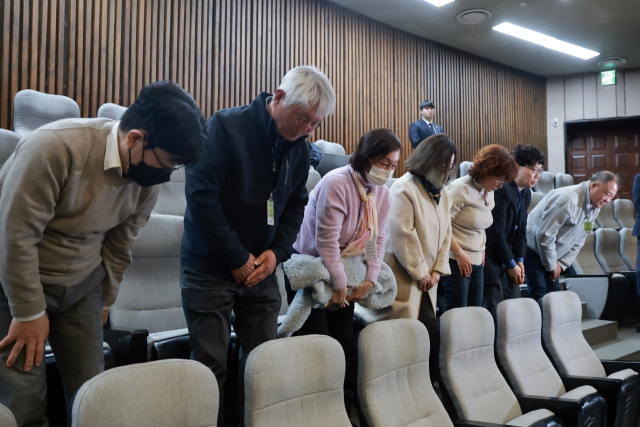 12일 국회에서 열린 3월 임시국회 본회의에서 ‘가습기살균제 피해구제를 위한 특별법’ 전부개정법률안(대안)이 통과된 뒤, 방청석에 앉은 피해자 유가족이 인사하고 있다. 연합뉴스