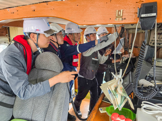 선박 검사원과 무선국 검사원이 선박·무선국 합동 검사를 하는 모습. KOMSA 제공