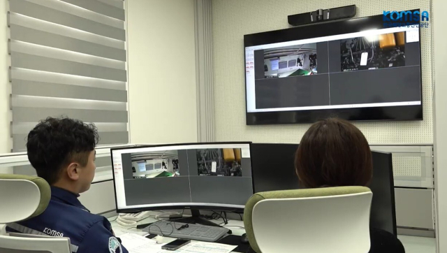 서남권 스마트선박안전지원센터에서 선박 원격검사를 하는 모습. KOMSA 제공