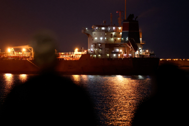 미국·이스라엘과 이란 간 전쟁으로 호르무즈 해협의 교통량이 감소한 가운데 12일(현지시간) 오만 무스카트항에서 칼리스토 유조선이 포트 술탄 카부스에 정박해 있다. 로이터 연합뉴스