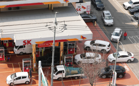 ‘최고가격’ 시행 첫날 기름값 하락 지속…L당 부산 휘발유 5원↓·경유 7원↓