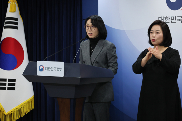 정경실 보건복지부 보건의료정책실장이 13일 서울 종로구 정부서울청사에서 공중보건의사 감소 대비 지역의료 대책 관련 브리핑을 하고 있다. 연합뉴스