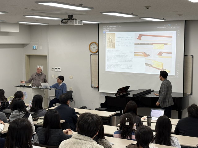 지난 12일 부산대학교 음악관에서 열린 피에르 기욤 대표(맨 왼쪽)의 강연 모습. 부산대 음악학과 김동욱 교수(맨 오른쪽)가 통역하고 있다. 김준현 기자 joon@