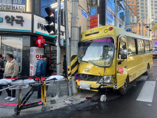 13일 부산 북구에서 유치원 버스가 승합차를 들이받는 등 3중 추돌 사고로 5명이 병원에 옮겨졌다. 부산소방재난본부 제공