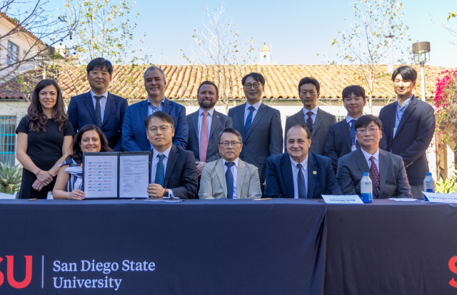 삼성중공업이 미국 샌디에이고주립대학교와 공동연구센터를 개소했다. 첫째줄 왼쪽부터 하라 마다낫(Hala Madanat) SDSU 연구 혁신 부총장, 이왕근 삼성중공업 최고운영책임자, 패트릭 권 SDSU 기계공학과 교수, 유진 올레프스키(Eugene Olevsky) 공과대학 학과장 등 관계자들이 연구센터 개소 기념 촬영을 하고 있다. 삼성중공업 제공