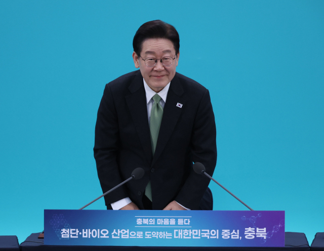 이재명 대통령이 13일 충북 청주오스코에서 열린 '충북의 마음을 듣다' 타운홀미팅 간담회에서 인사하고 있다. 연합뉴스