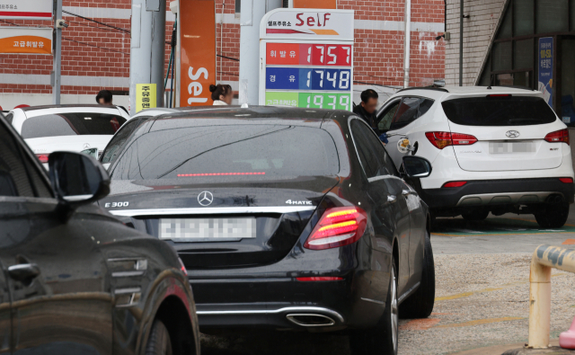 석유제품 최고가격제 시행 첫날인 지난 13일 오후 휘발유 가격이 L당 1757원으로 부산지역에서 가장 저렴한 해운대구 한 주유소에서 차량이 주유하기 위해 줄지어 서 있다. 연합뉴스