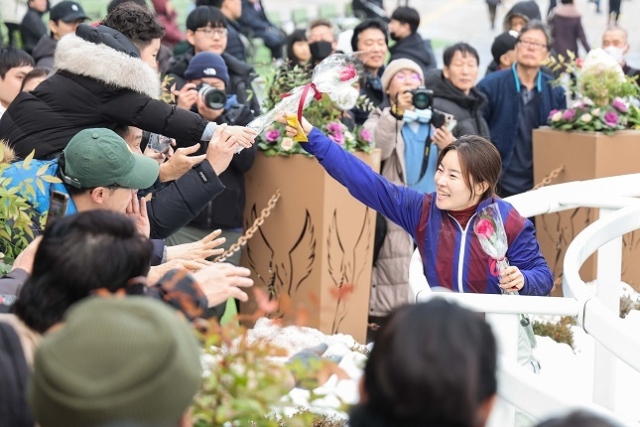 부산경남 김혜선 기수가 2024년 그랑프리 우승 후 팬들에게 축하를 받고 있다. 김혜선 기수는 대상경주 13회, G1 경주 4회 우승을 기록하며 여성 기수 가운데 가장 많은 승수를 쌓았다. 한국마사회 제공