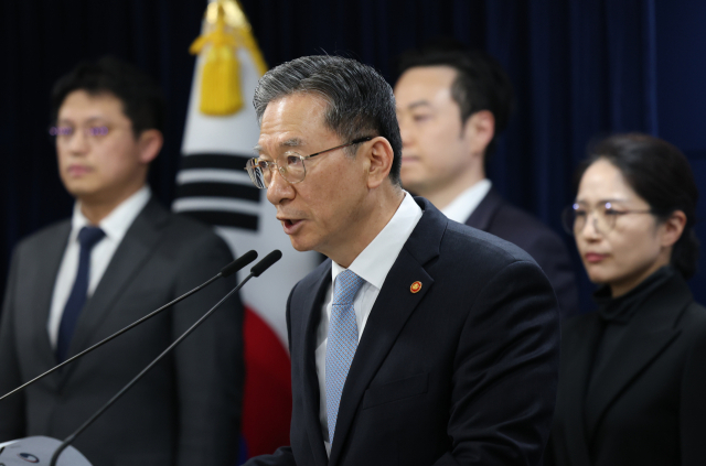 정성호 법무부 장관이 14일 정부서울청사에서 쉰들러 국제투자분쟁 승소 관련 브리핑을 하고 있다. 법무부는 스위스에 본사를 둔 승강기업체 쉰들러 홀딩 아게가 한국 정부를 상대로 제기한 국제투자분쟁(ISDS)에서 우리가 승소했다고 밝혔다. 연합뉴스