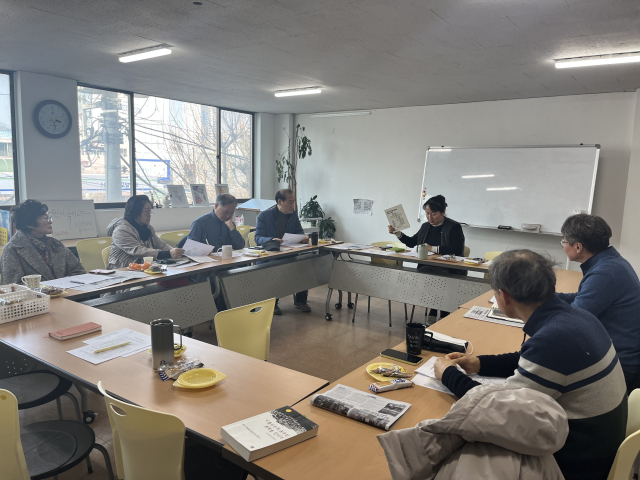 부산지역운동사발간위원회가 책 발간을 앞두고 마지막 회의를 진행하던 모습. 유영란 위원장 제공