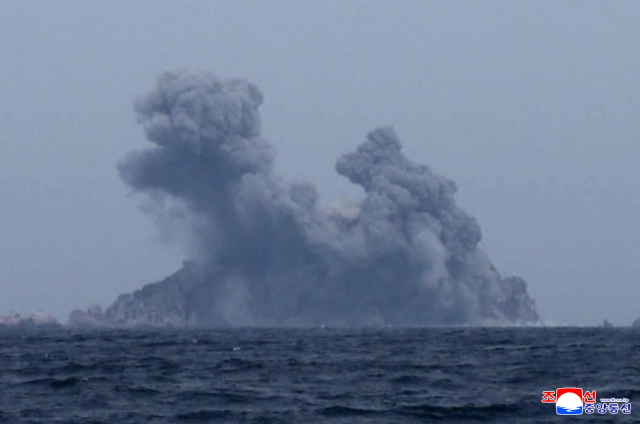 북한 조선중앙통신은 김정은 북한 국무위원장이 참관한 가운데 14일 600mm 초정밀다연장방사포 타격훈련을 진행했다고 15일 보도했다. 연합뉴스
