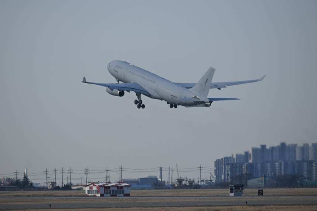 중동 재외국민 귀국 지원 작전 '사막의 빛(Desert Shine)' 임무를 위해 공군 공중급유기(KC-330)가 김해기지에서 이륙하고 있다. 국방부 제공. 연합뉴스