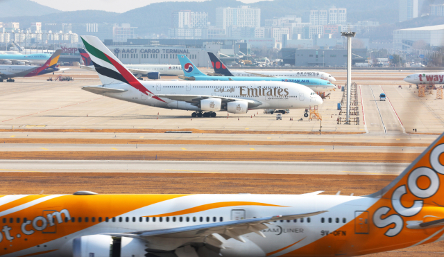 지난 4일 중동 사태로 인해 항공편이 결항하면서 에미레이트 항공 A-380 여객기가 인천국제공항에 계류하고 있다. 연합뉴스