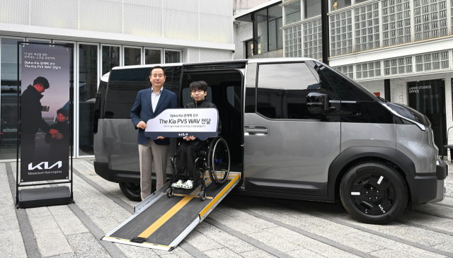 서울 성수동 기아 언플러그드 그라운드에서 진행된 ‘PV5 WAV’ 전달식에서 기아 정원정(왼쪽) 국내사업본부장과 권재혁 선수가 기념 촬영을 하고 있다.