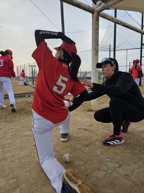 올인 트레이너가 허리 치료를 하고 있다. ‘부산올인여자야구단’ 제공