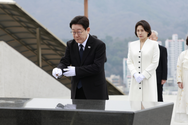 이재명 대통령이 15일 경남 창원시 마산회원구 국립 3·15 민주 묘지를 찾아 분향하고 있다. 연합뉴스