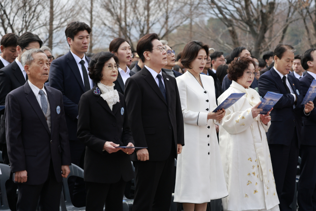 이재명 대통령과 김혜경 여사가 15일 경남 창원시 마산회원구 국립 3·15 민주 묘지에서 열린 제66주년 3·15의거 기념식에서 참석자들과 함께 3·15의거 노래를 제창하고 있다. 연합뉴스