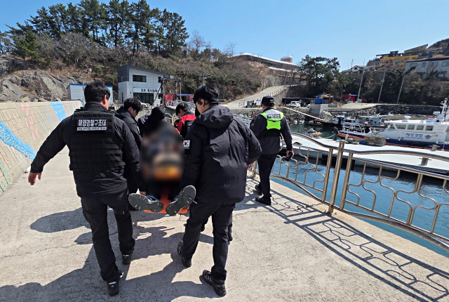 14일 낮 12시 23분 남해군 조도 방파제에서 낚시꾼 60대 A 씨가 테트라포드 아래로 떨어져 숨졌다. 사천해경 제공