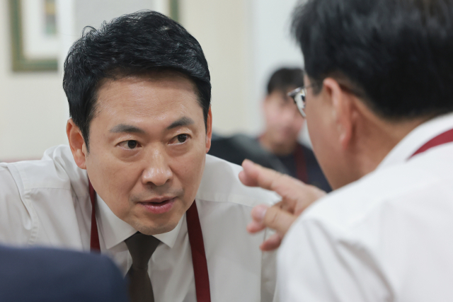 국민의힘 장동혁 대표가 13일 서울 영등포시장 내 한 식당을 방문해 점심을 먹으며 송언석 원내대표와 대화하고 있다.연합뉴스