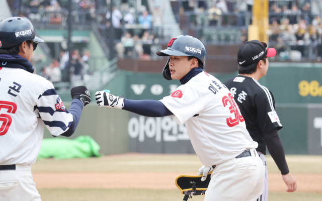 15일 부산 사직구장에서 열린 프로야구 LG 트윈스-롯데 자이언츠 시범경기. 8회말 무사 만루에서 1타점 적시타를 친 롯데 이호준이 코치와 손을 마주치고 있다. 이재찬 기자 chan@