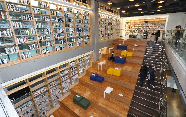 부산 대표 도서관 '부산도서관' 서가 모습. 부산일보DB