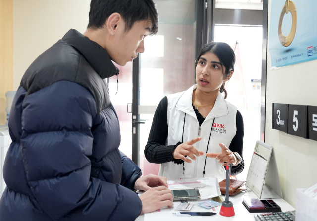 BNK부산은행 영업점에 배치된 외국인 서포터스. BNK부산은행 제공