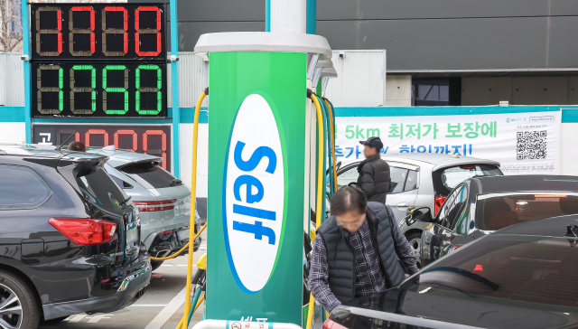 석유 최고가격제 시행 첫 주말인 15일 휘발유 가격이 1770원으로 부산 남구에서 가장 저렴한 한 주유소에서 시민들이 주유를 하고 있다. 김종진 기자 kjj1761@