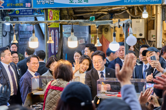 이재명 대통령과 김혜경 여사가 15일 경남 창원시 반송시장을 찾았다. 연합뉴스