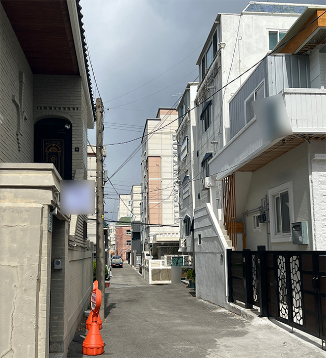 에어비앤비(공유숙박) 시설이 곳곳에 들어선 부산 수영구 광안리 주택가의 지난 13일 모습(사진 속 주택은 기사와 관련이 없음). 이현정 기자 yourfoot@