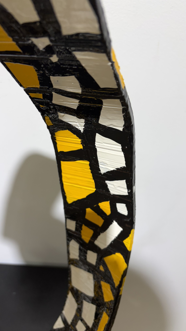 진영섭의 '비워진 자리' 작품 안쪽. 두꺼운 철근을 자른 흔적이 고스란히 드러난다. 김은영 기자 key66@