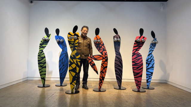 전시장에서 포즈를 취한 진영섭 작가. 김은영 기자 key66@