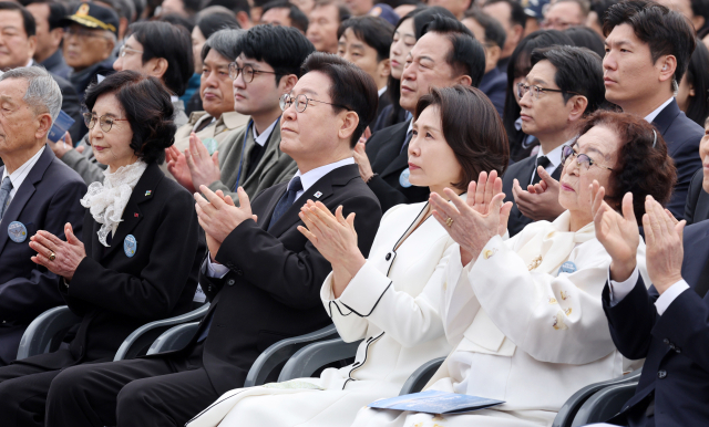 이재명 대통령과 김혜경 여사가 15일 경남 창원 국립 3·15 민주 묘지에서 열린 제66주년 3·15의거 기념식에서 박수치고 있다. 김 여사 뒤쪽에 더불어민주당 경남지사 후보로 확정된 김경수 후보의 모습이 보인다. 연합뉴스