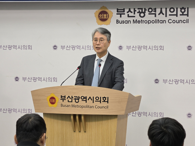 더불어민주당 부산시당 이한평 공천관리위원장이 16일 오전 부산시의회 브리핑룸에서 기초단체장 1차 공천 심사결과를 발표했다. 부산시의회 제공