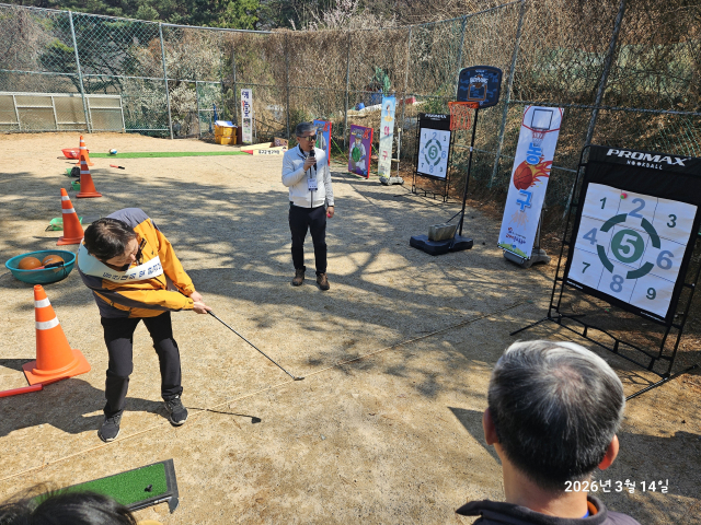 부산일보CEO아카데미 ‘등산대회 및 환경보호 캠페인’에서 참가 동문들이 스포츠 게임 이벤트를 즐기고 있다.