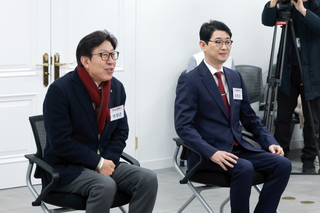 6·3 지방선거 부산시장에 도전하는 박형준 부산시장(왼쪽)과 국민의힘 주진우 의원이 11일 서울 영등포구 여의도 국민의힘 중앙당사에서 열린 광역단체장 후보 면접에 참석해 시작을 기다리고 있다. 연합뉴스